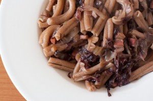 Pasta di farro con radicchio e pancetta