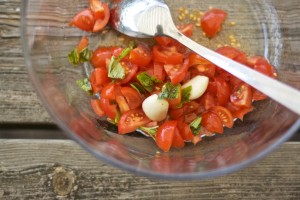 pomodorini, basilico, aglio e peperoncino
